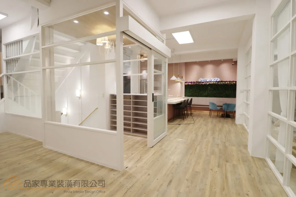 苓雅區 運動健康生活館-玄關，白色格子玻璃隔間搭配花牆品牌牆與置鞋櫃