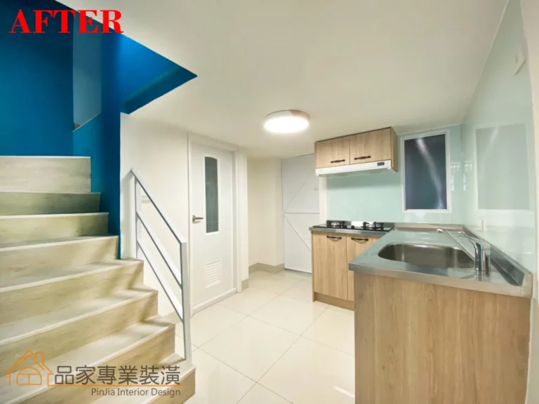和平一路老屋翻新廚房，木紋系統廚具搭配不鏽鋼水槽與藍色樓梯牆面
