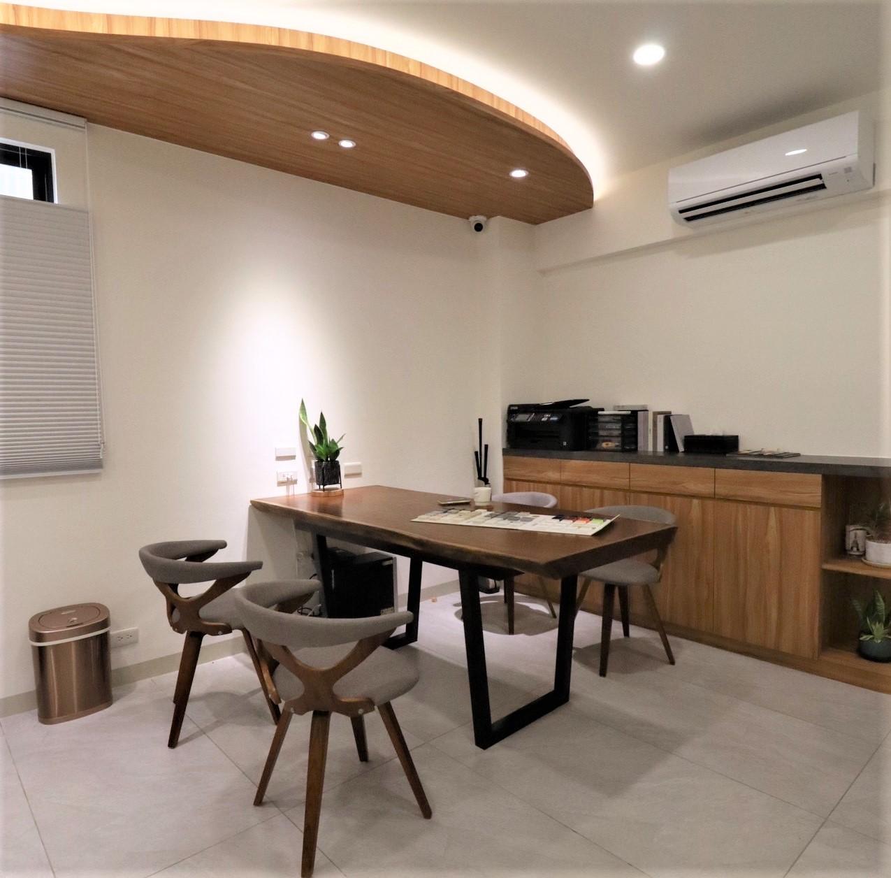 透天老屋翻新後餐廳,弧形木質天花與實木餐桌